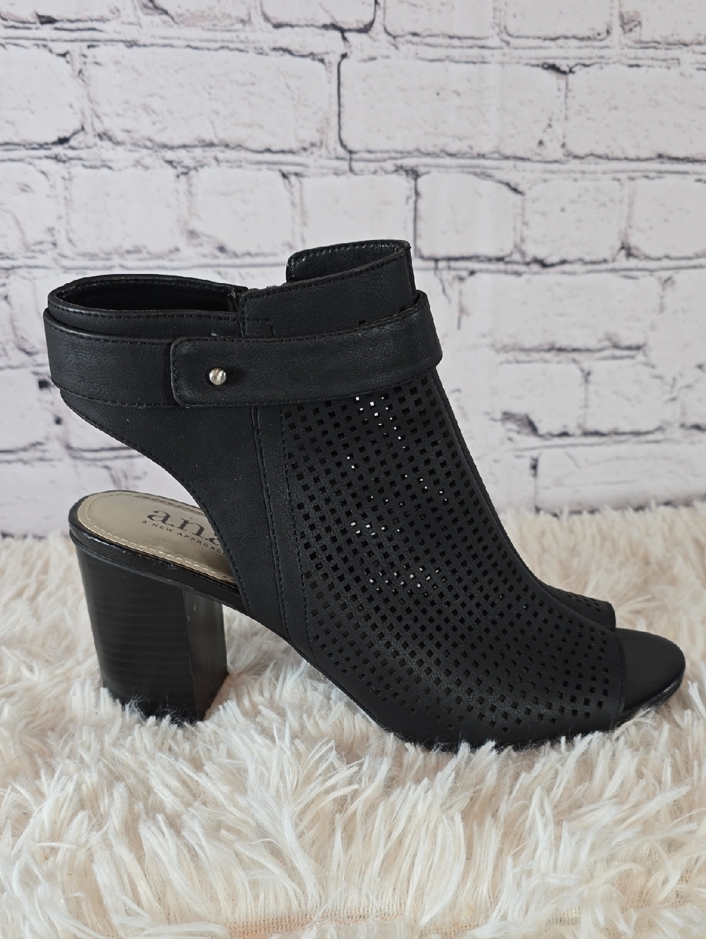 A.N.A. A New Approach 'Trout' Black Perforated Block Heel Sandals Size 8.5 - Picture 5 of 16